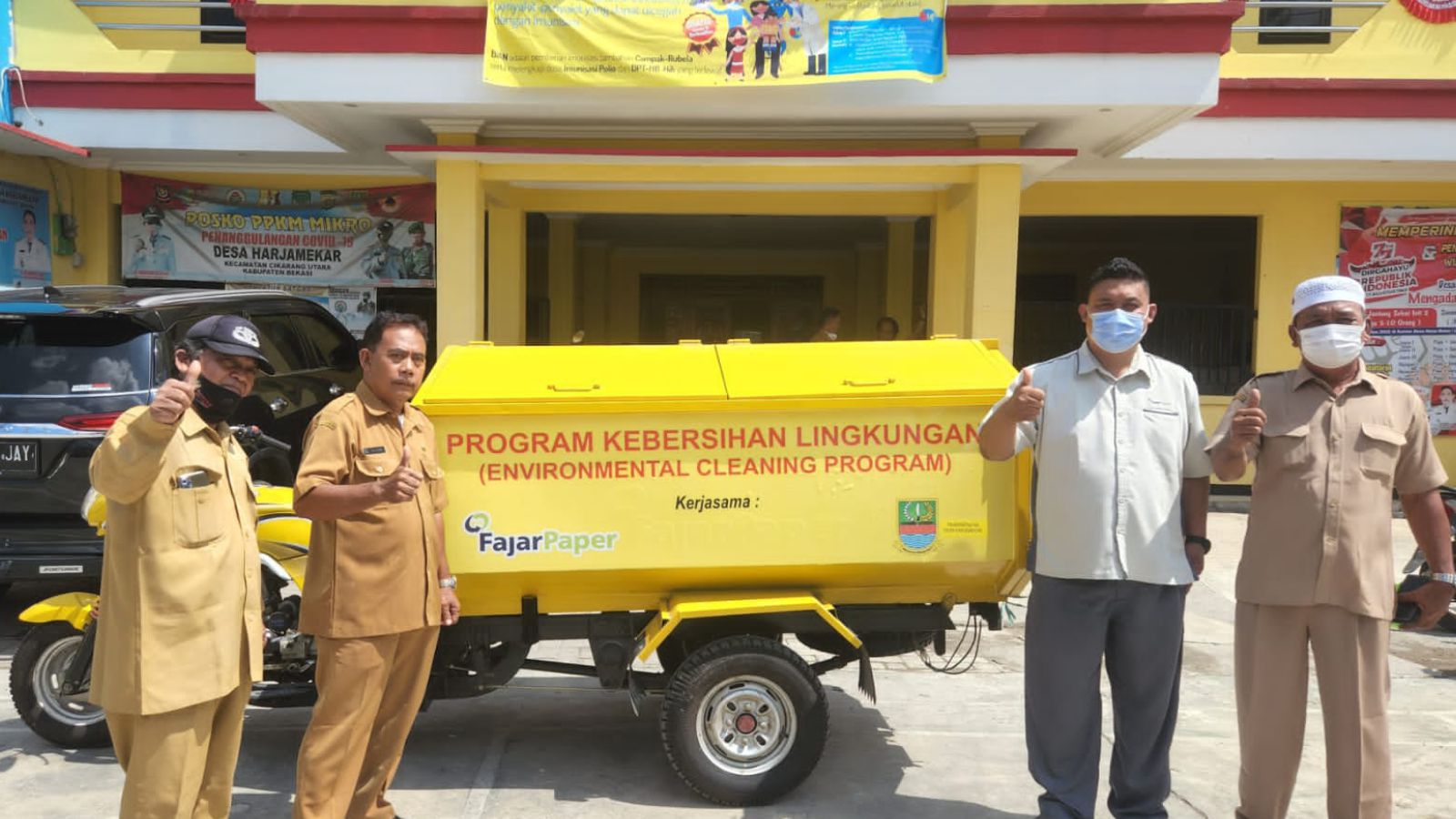 FajarPaper Salurkan Bantuan Sosial ke Desa Harjamekar: 500 Paket Sembako dan 1 Unit Kendaraan Angkutan Sampah